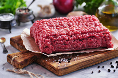 肉茸在砧板上的生茸牛肉.照片