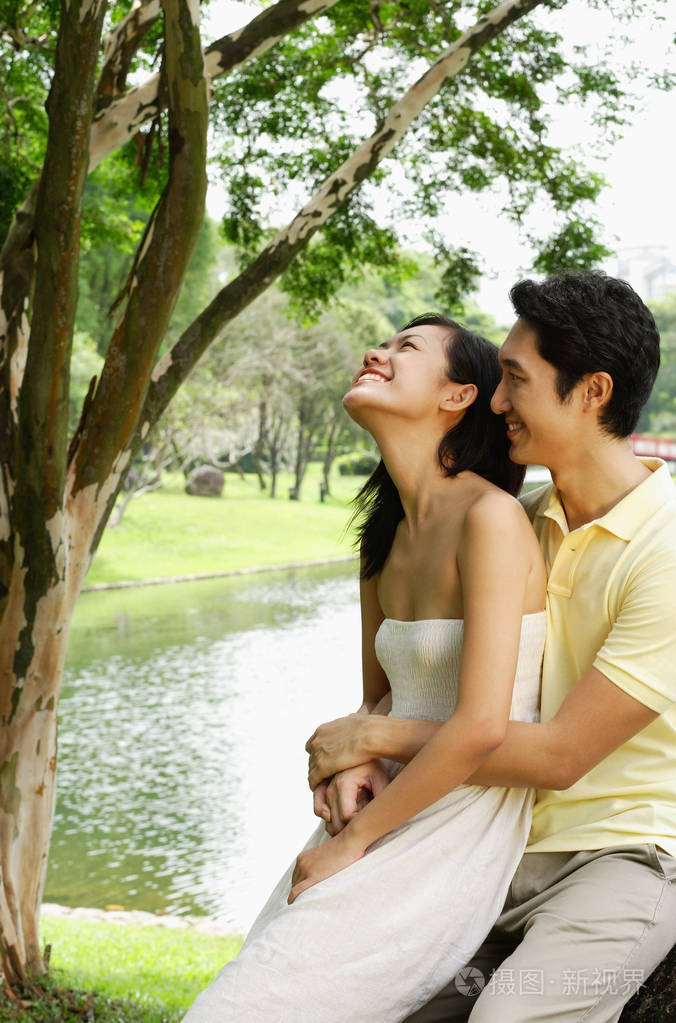 女人坐在男人大腿上