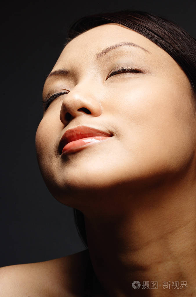 闭合的眼睛的女人