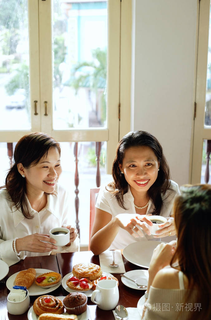 三个女人喝茶
