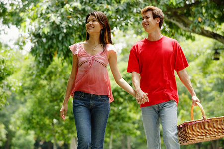 在公园散步的情侣照片