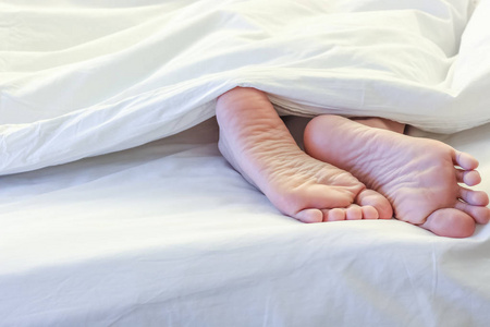 生活伴侣配偶白色的床房间里熟睡中的女人的脚照片