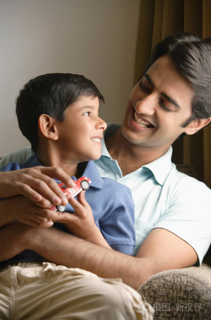 父亲抱着他的儿子