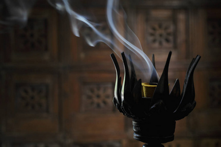 在莲花燃烧器燃烧熏香照片