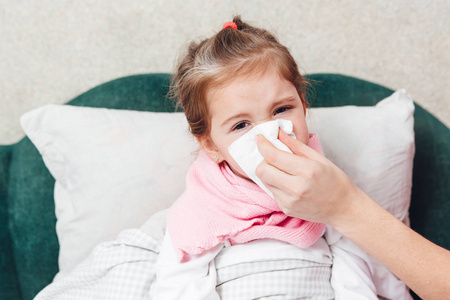 小女孩用流感擤鼻子图片
