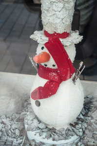 在展厅里为圣诞节装饰雪人图片