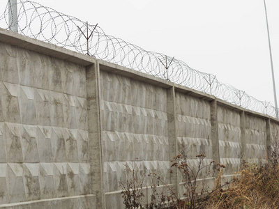 用带刺的铁丝网围栏图片-用带刺的铁丝网围栏素材-用带刺的铁丝网围栏