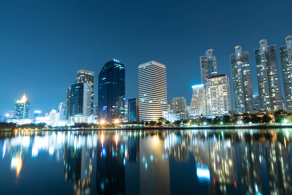无人机俯视成都夜景灯火灿烂的全景美图！