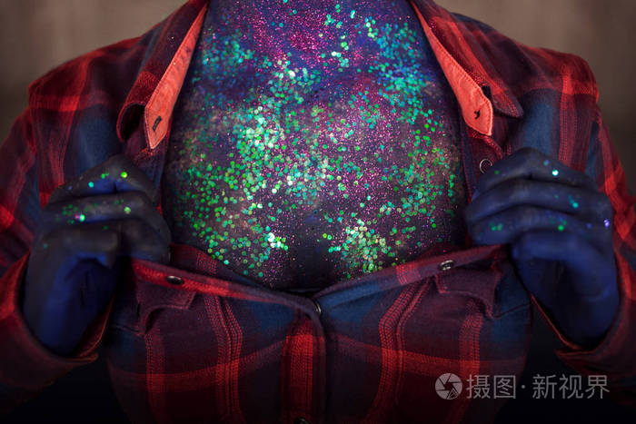 蓝色皮肤的女孩解开衬衫上胸部.人体绘画,创意化妆,突变体的图像