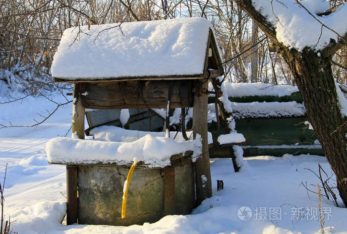 冬季乌克兰村庄的老拉井