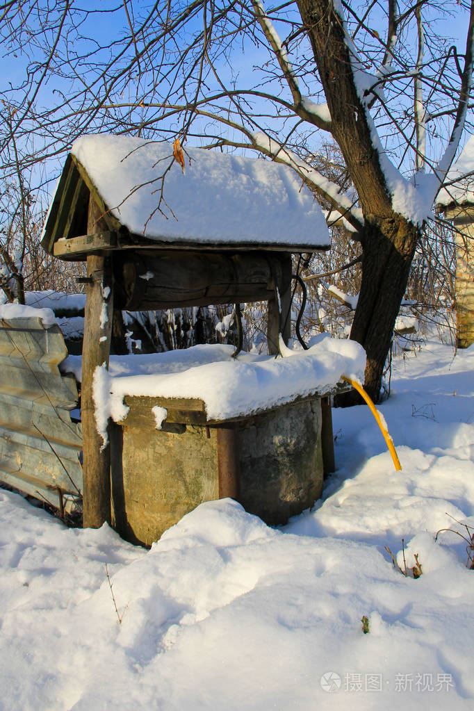 冬季乌克兰村庄的老拉井