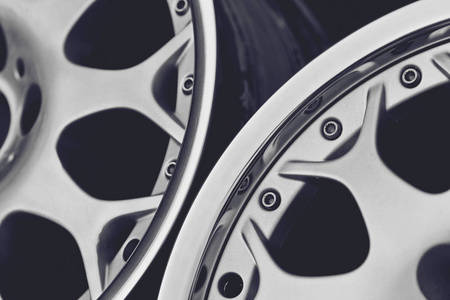轮辋汽车铝合金车轮的特写图片
