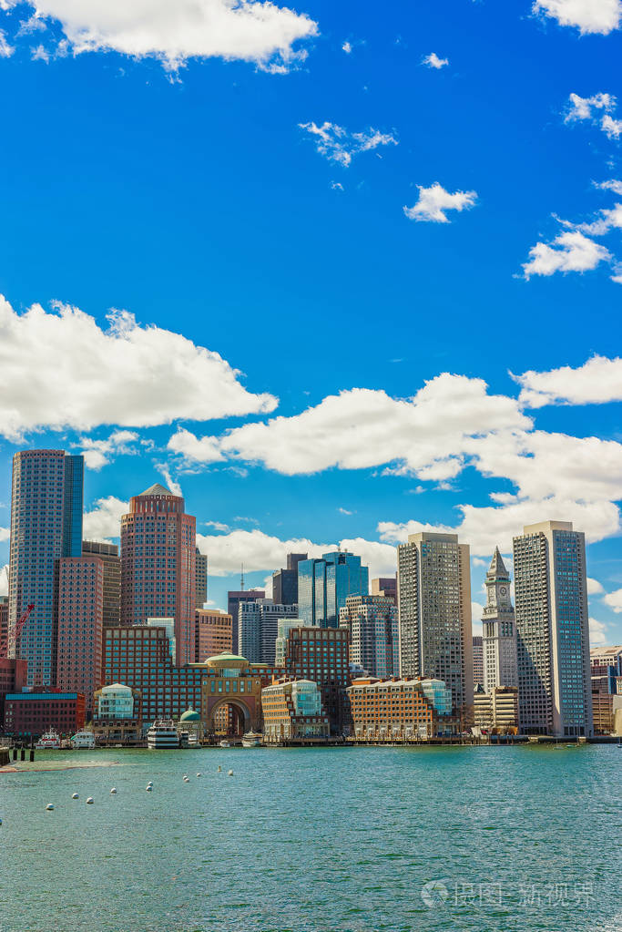 在阳光下的波士顿金融区的城市天际线