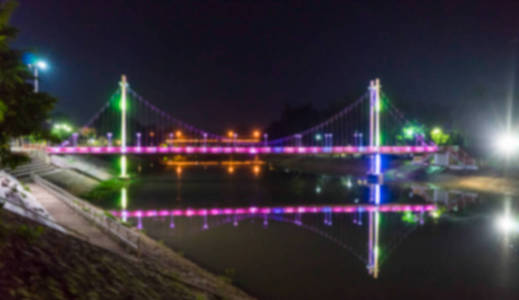 五光十色的灯光河桥抽象模糊图片