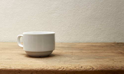 木桌上汽车钥匙的木背景上的空杯咖啡杯与硅片, 电