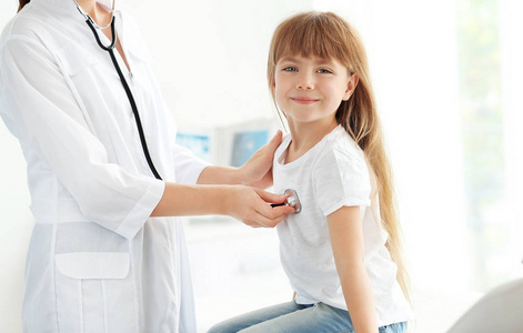 儿科医生检查小女孩照片