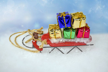 复古雪橇与圣诞礼物图片