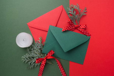 圣诞假期背景上的红色和绿色的信封.平躺照片