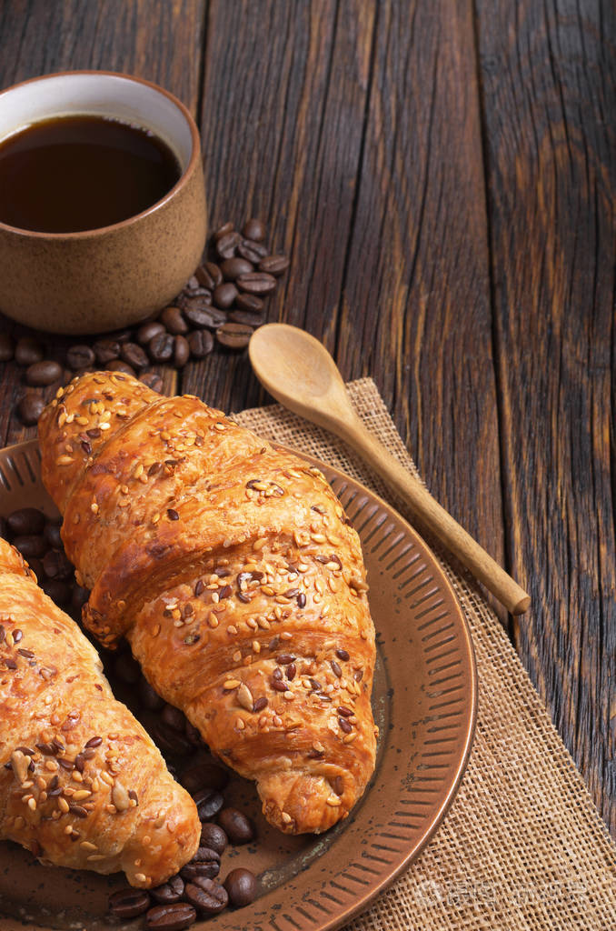 两个羊角面包和咖啡