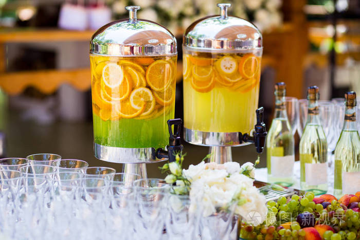 果味柠檬水水果饮料橙汁餐饮红酒或香槟眼镜退出自助餐在玻璃桶柠檬水
