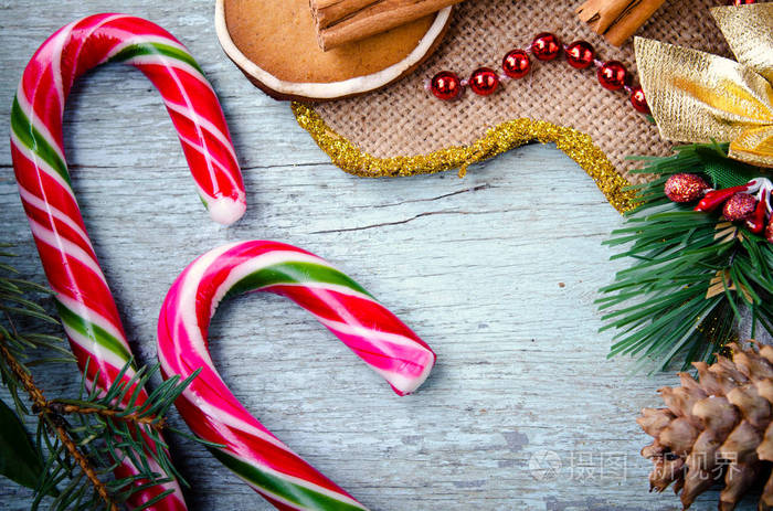 圣诞，新年组成与姜饼人 橘子 枞树 肉桂和糖果。闪亮的节日装饰品在蓝色木背景