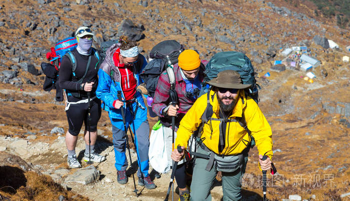 群登山客走在山路上