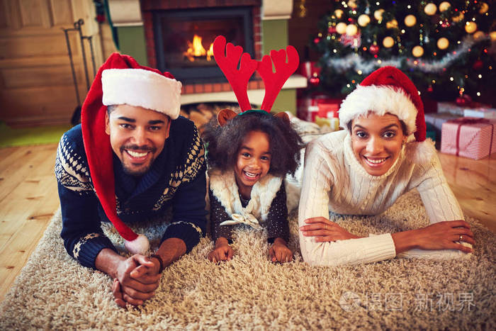 黑人的美国家庭一起在圣诞节