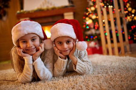 圣诞平安夜孩子在等待圣诞老人图片