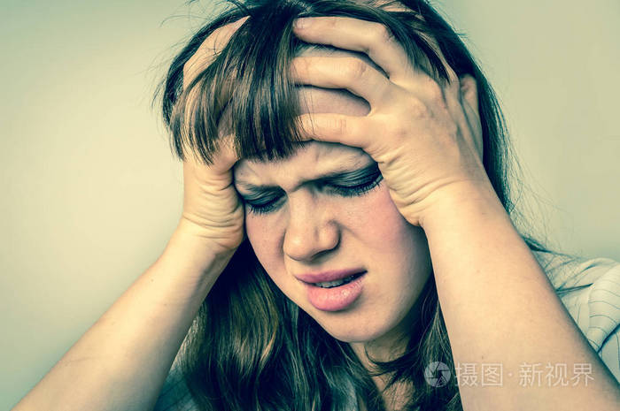 与感到受伤的皮肤和黑色的眼睛哭的女人的画像