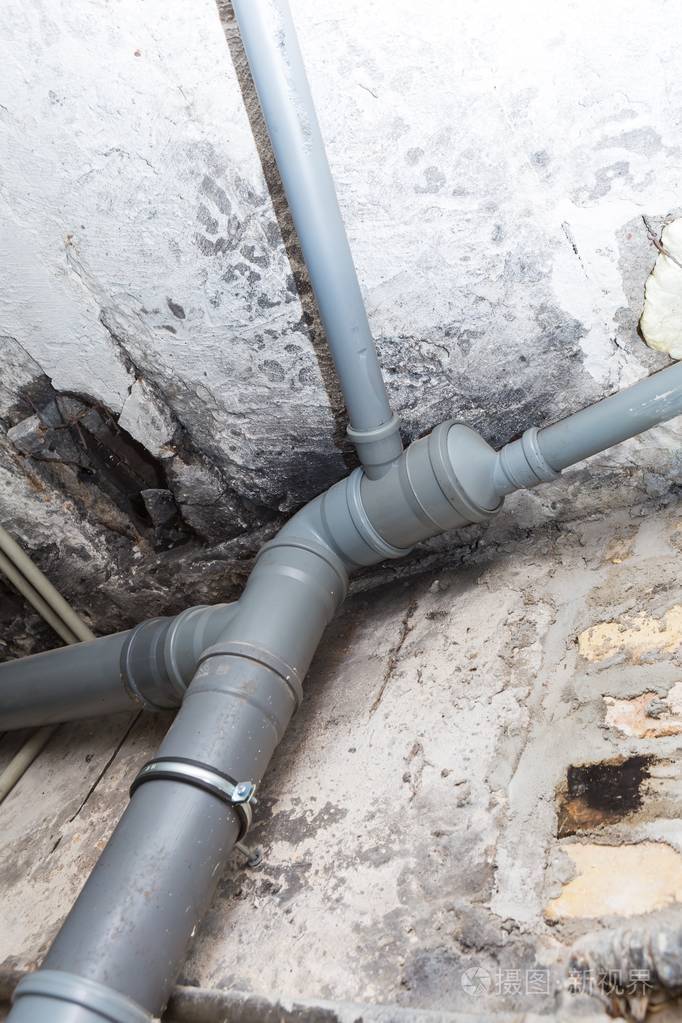 家庭地下室的下水道管道