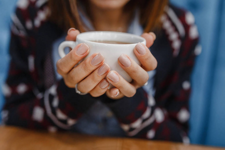 一个人手拿茶杯图片图片