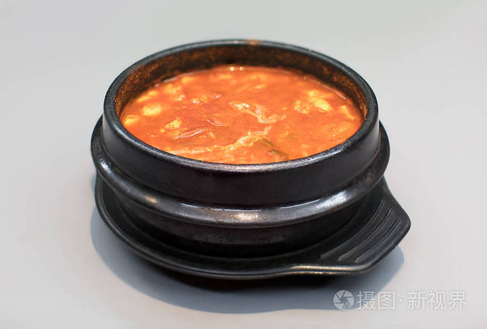 韩国泡菜汤孤立在白色背景上