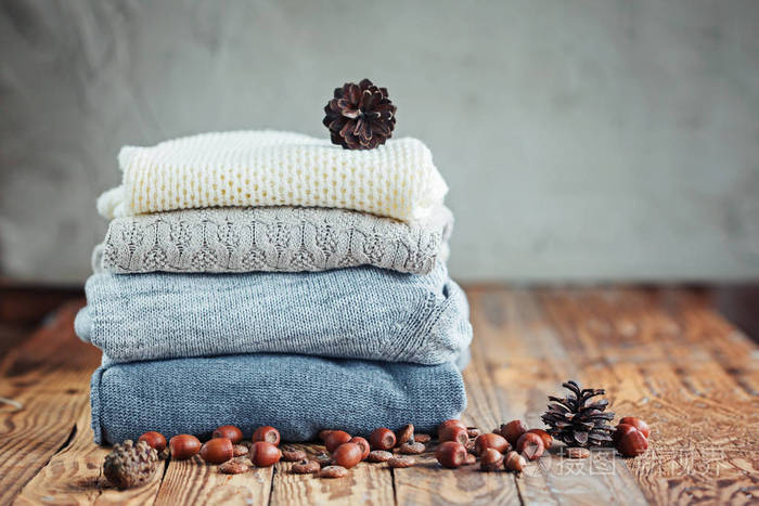 一叠编织的冬天衣服上木制背景, 毛衣, 文本的空间.色调图像照片-正版