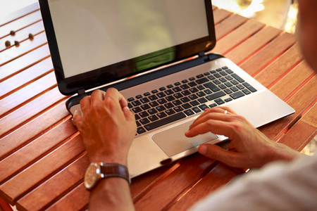 在家里,工作家庭办公室概念.笔记本电脑上工作的人.度假时工作的人.