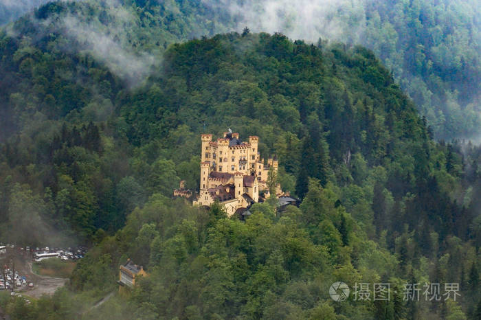 在山的森林中的城堡