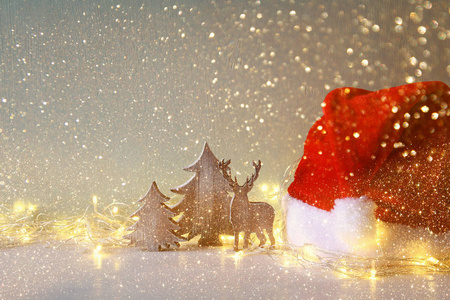 木制圣诞树和鹿与花环灯图片