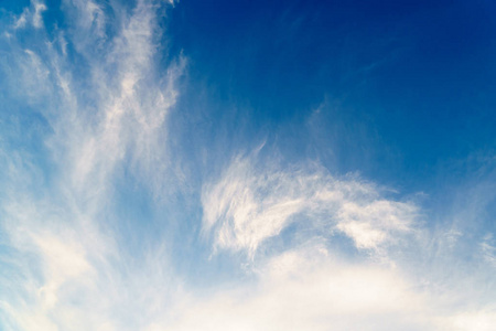 在白天背景下天空多云