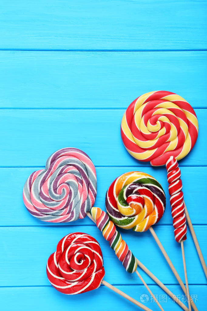 在蓝色的桌子上甜棒棒糖