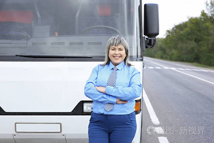 女司机站在公共汽车前面