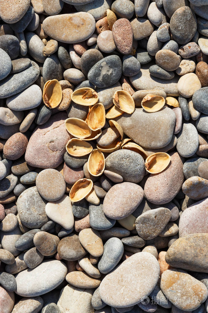 带鹅卵石的开心果壳