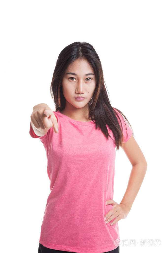 年轻的亚洲女人生气和相机指向