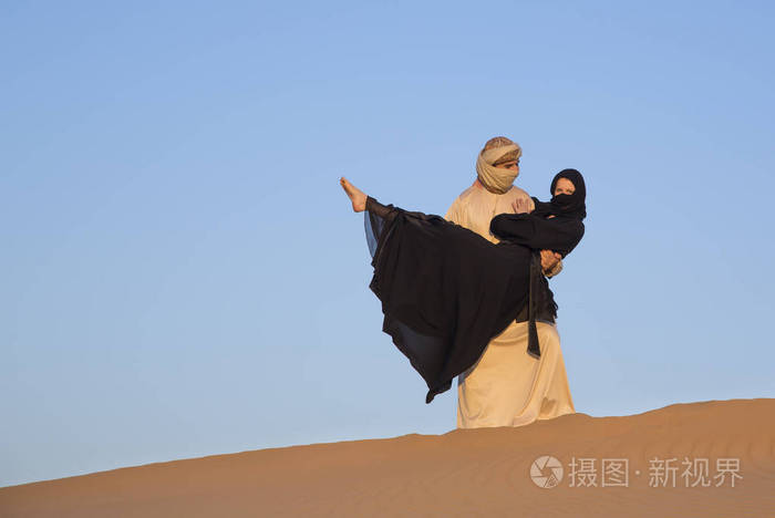 夫妇在迪拜附近的沙漠中
