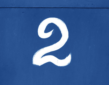 蓝色金属墙上的二号插画