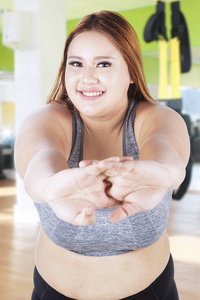 在健身中心延伸的胖女人图片