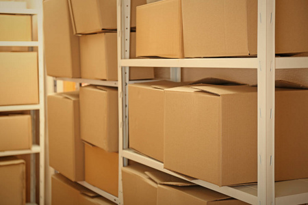 用纸箱仓库插画