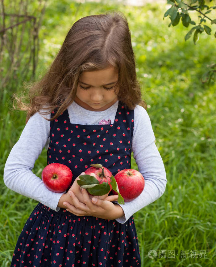 小女孩,红红的苹果