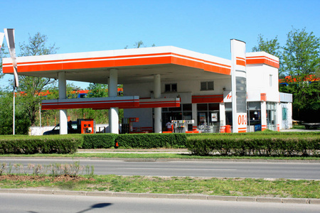 汽车和卡车的加油站图片