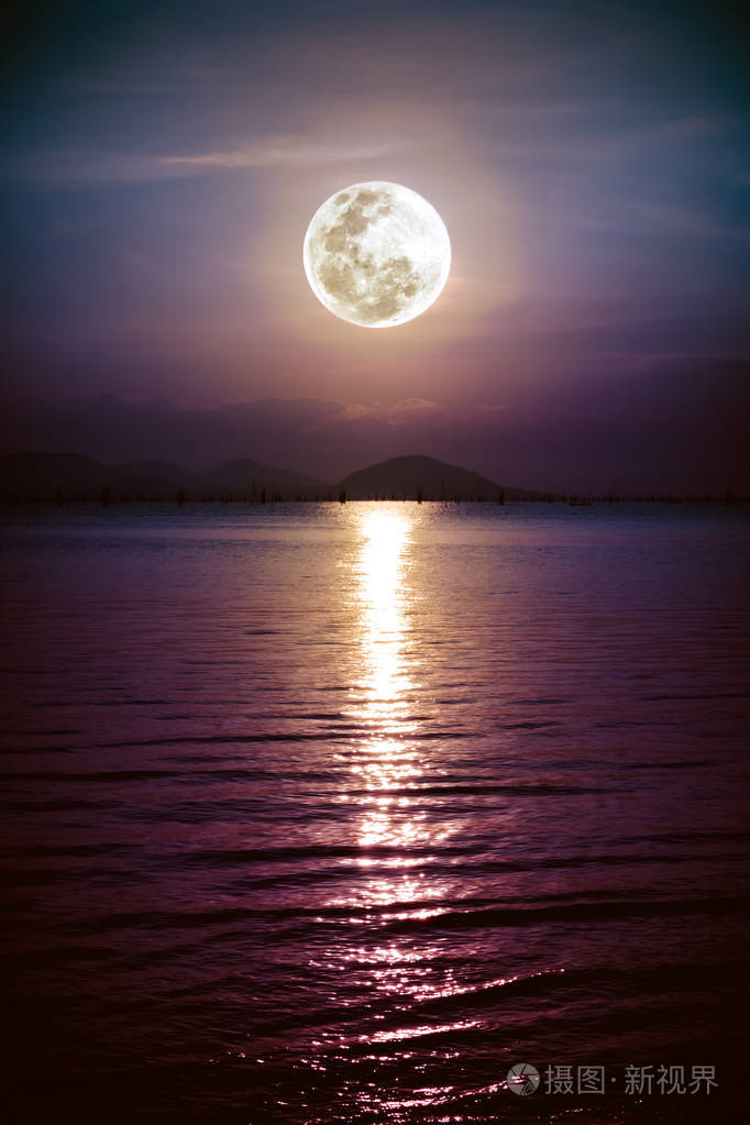 与海到晚满月的浪漫风景月亮在水中的反映