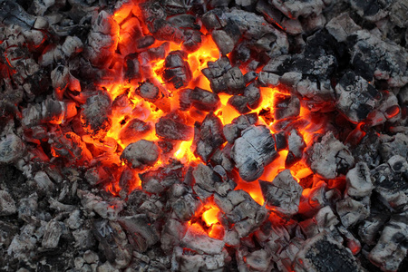 烧焦的火在黑暗中照片