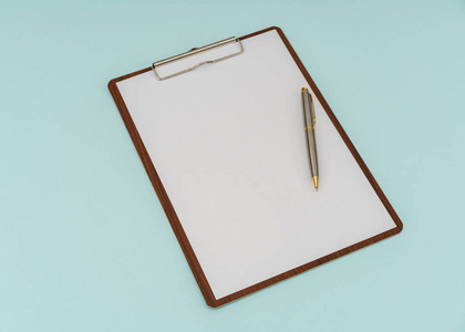 蓝色背景上的剪辑板, 笔和纸照片